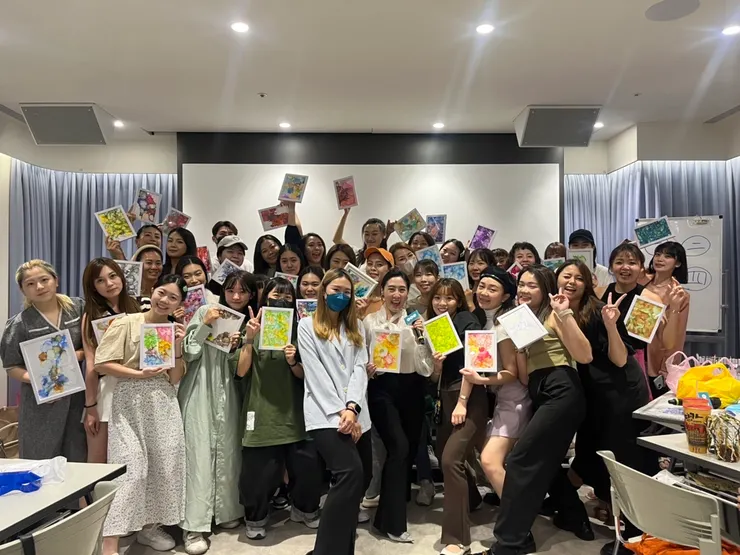 圖為參與酒精畫藝術課程學生合照