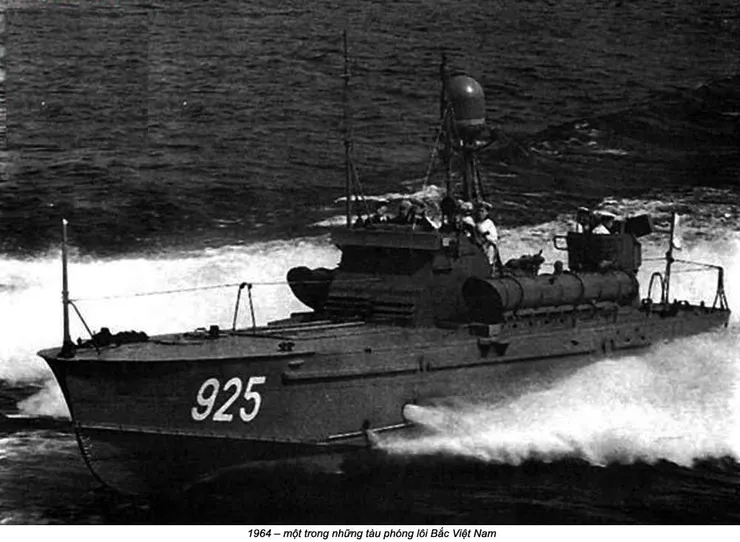 P4魚雷艇重量只有22噸，裝備2具450毫米魚雷管和1-2門防空重機槍。北越海軍對馬克多斯號的攻擊發生在8月2日，但8月4日該艦因惡劣天候導致雷達屏幕出現大量不存在的訊號並誤以為是北越第二次攻擊，這起烏龍經過政治輿論宣傳就直接成為美軍大規模介入越戰的導火索，而北越真正發起的第一次攻擊反而無人問津。