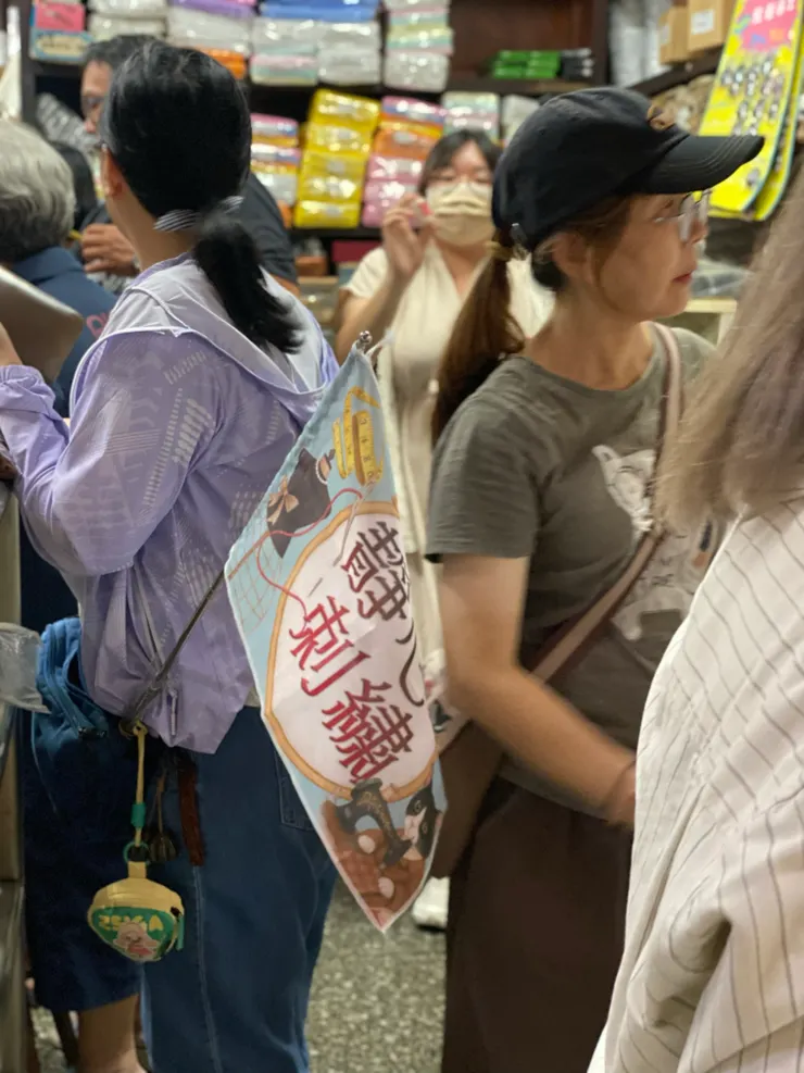 採購中的學員們，來到這，還真要熟門熟路才能找到想要的物品＾＾