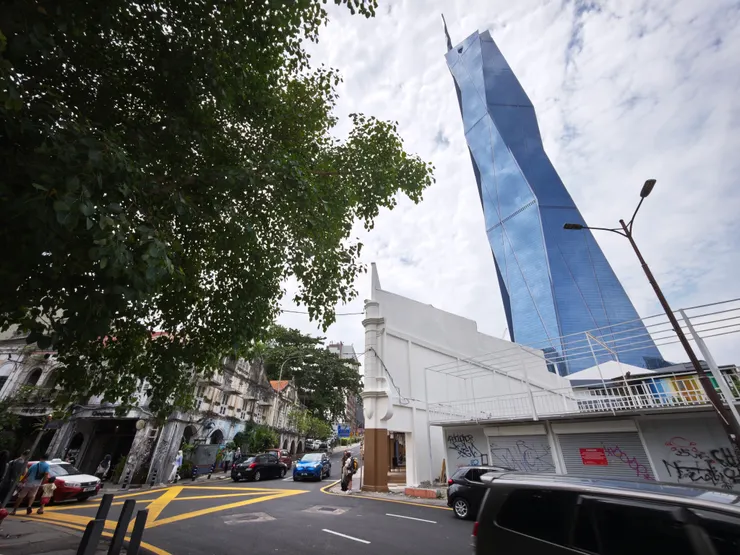 從茨場街仰望默迪卡118(Merdeka 118)，這棟高樓以鑽石形玻璃刻面的設計，來象徵馬來西亞的多元融合。目前它是全世界第二高的摩天大樓。