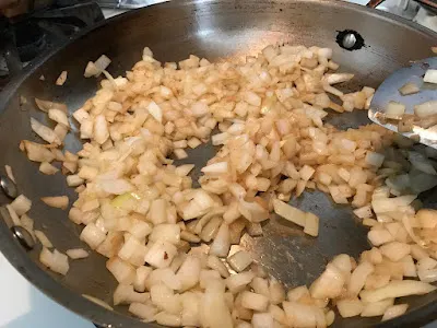 加一點油,下洋蔥丁,炒到微黃