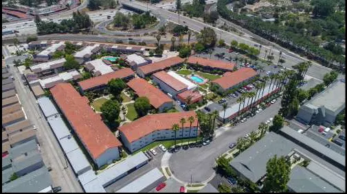 當時住的學生宿舍型公寓，後來有經過整修，看起來比較明亮些。