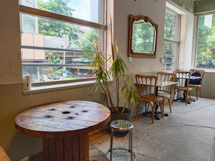 二樓：明亮、工業、又復古的空間