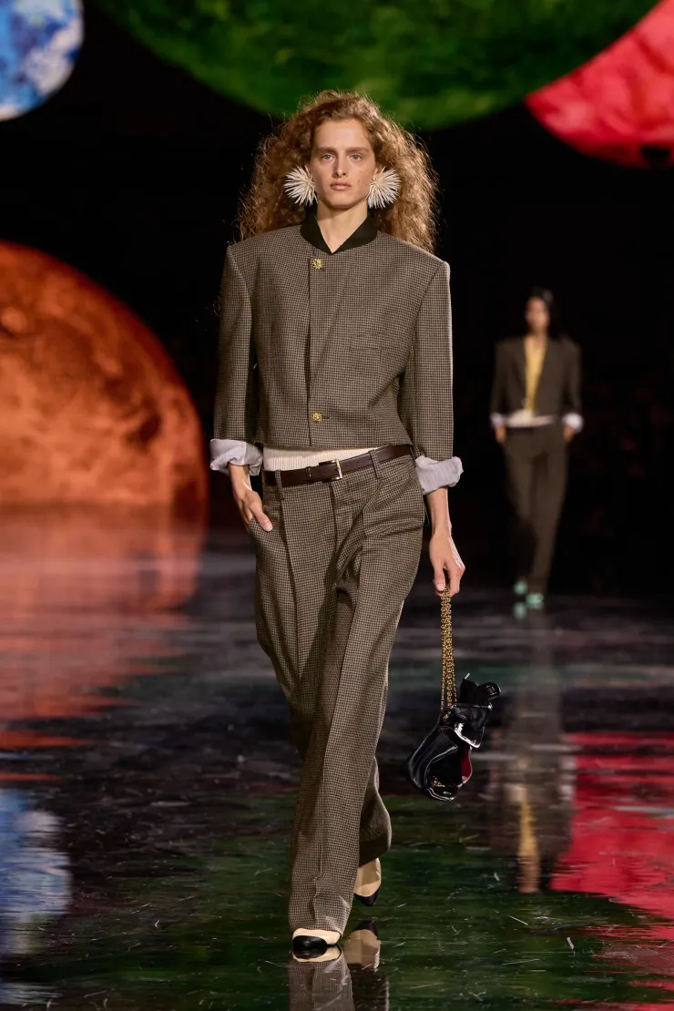 2026春夏秀場中，西裝輪廓保留結構感，卻以更柔性的比例回應日常穿著需求。（Image credit: Vogue Runway, via Chanel）