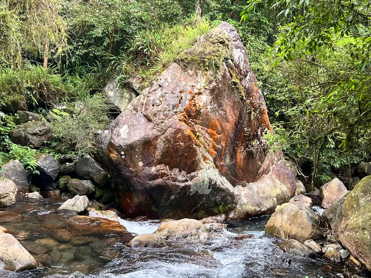 遇岔路沿著松羅溪走支線看三角形巨石