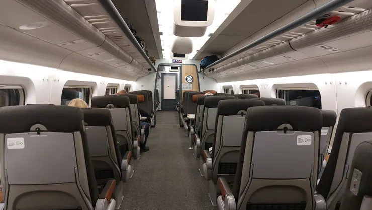 Ekstra Class車廂是三排座，非常寬敞。