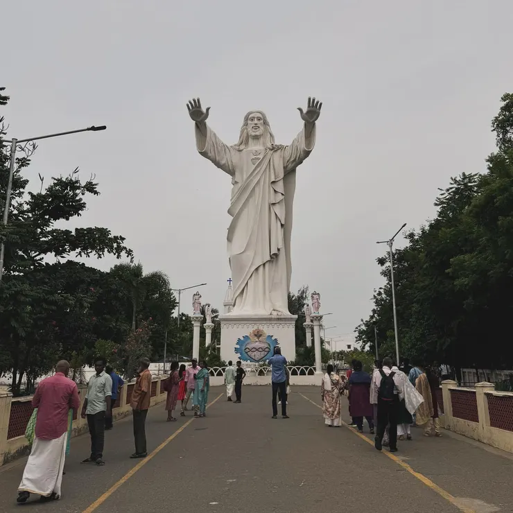 巨大耶穌雕像