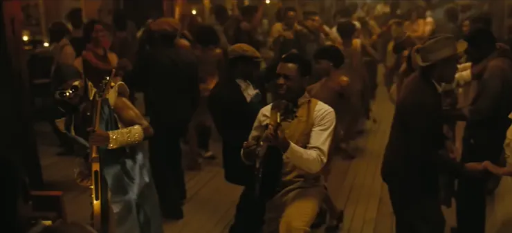 歌聲與舞步交織，撕開了時空，一同加入這場自由的狂歡。