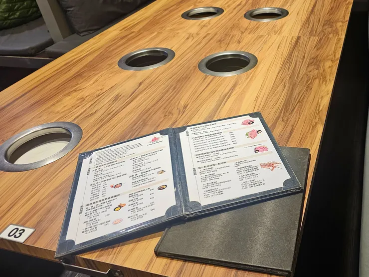 27 年來一直堅持用紙本菜單，雖然菜單會定期更新，但那句『今天想吃點什麼』的問候，是手機點餐取代不了的。