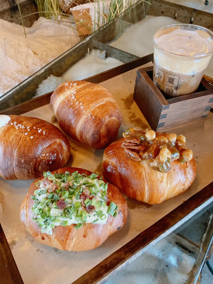 注意看右上方的咖啡杯座