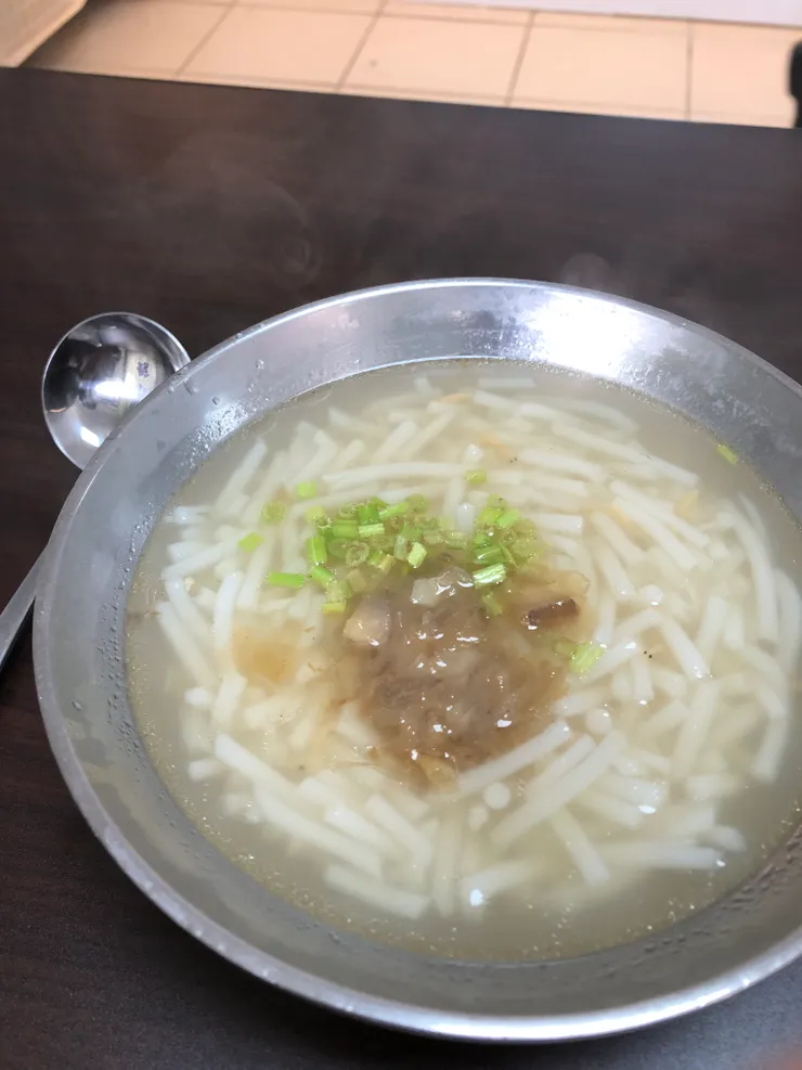 米粉湯上桌，中間那一團是老闆自製紅蔥頭醬！