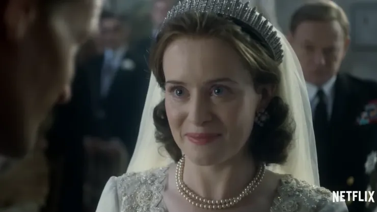 婚禮上的笑容純真無瑕，她還未察覺這段婚姻將背負多少重量。