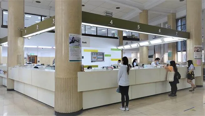 台灣目前同時有房貸與信貸者共38.4萬人，人均扛債711萬，貸款壓力再創新高。