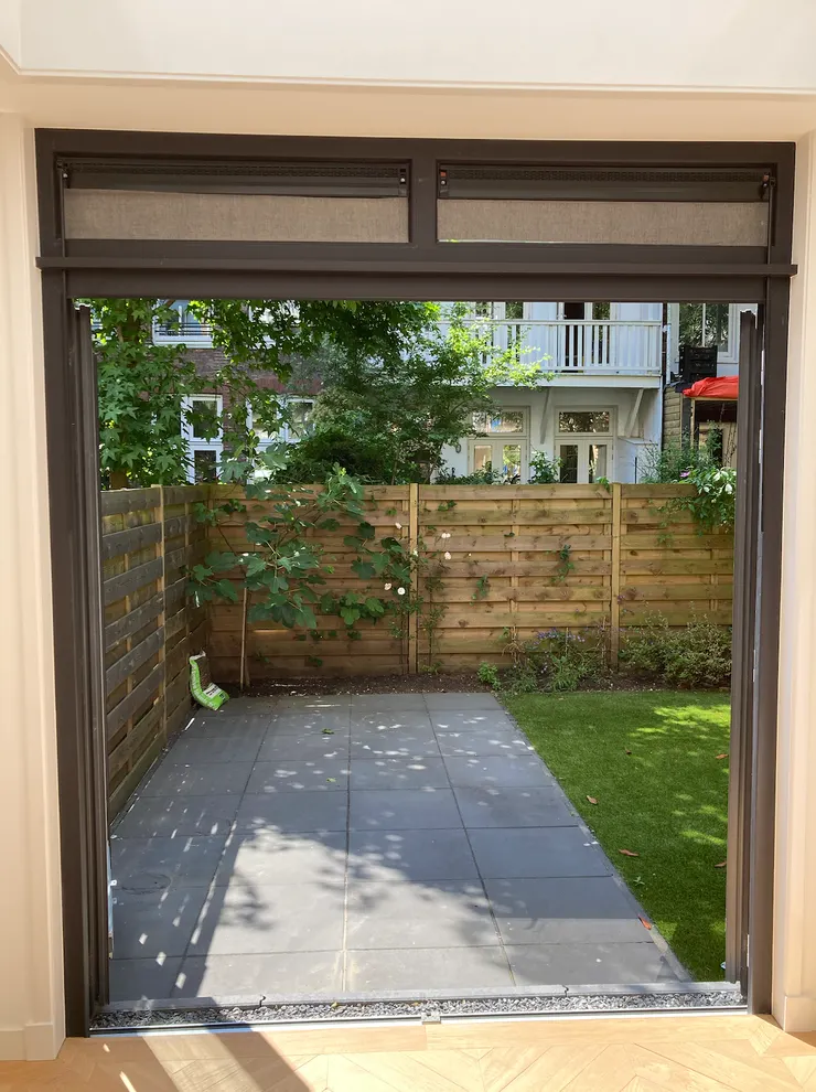 後院落地窗完全敞開後的樣子