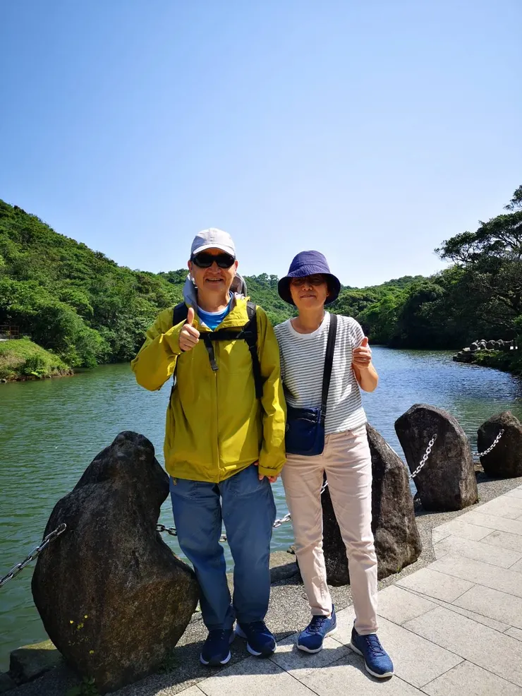 圖一：夫妻同遊美景地