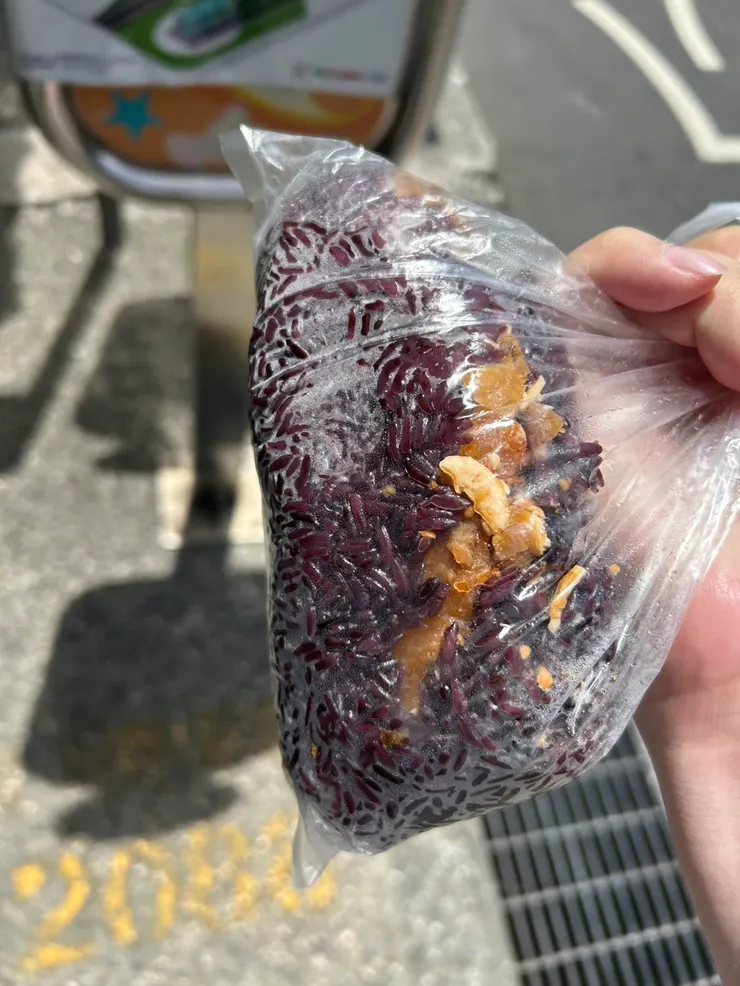 假日上班的早晨,最適合帶一顆飯糰(X)安眠藥(O)出門,嚼嚼睡睡好上班