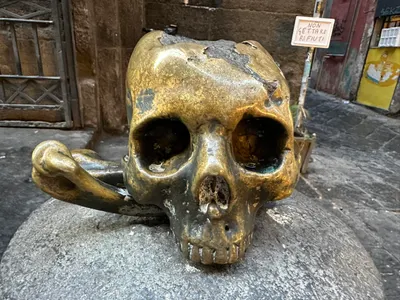 拿坡里：上帝與小偷共享的陽台，以及牆上的黑色幽默