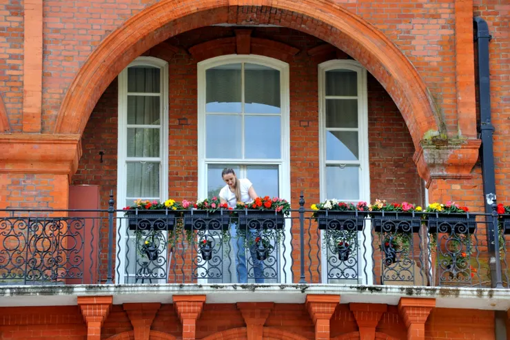 【金髮公主在拱柱前的陽台栽花！當然，這只是表達一種FU而已。】