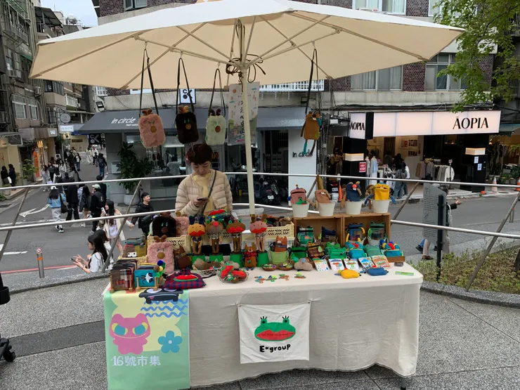 心心：也正好趁沒人包圍時把整個美美攤位拍起來！🍹