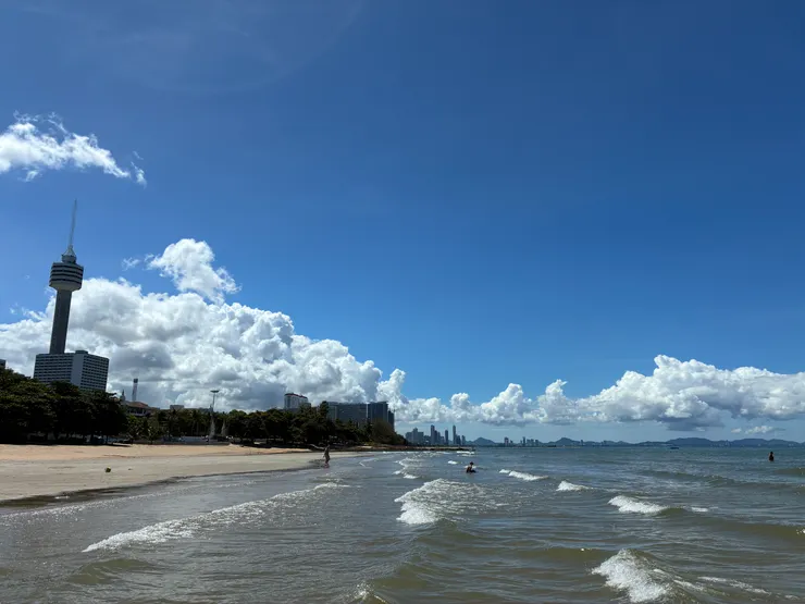 芭達雅的海灘หาดยินยอม以及地標芭達雅公園塔(Pattaya Park Tower)。2025/08/20。