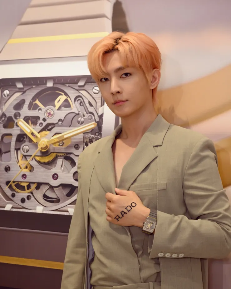 炎亞綸手上佩戴的Rado瑞士雷達表全新ANATOM電漿高科技陶瓷鏤空腕錶(  晴空鳥 提供 ) 