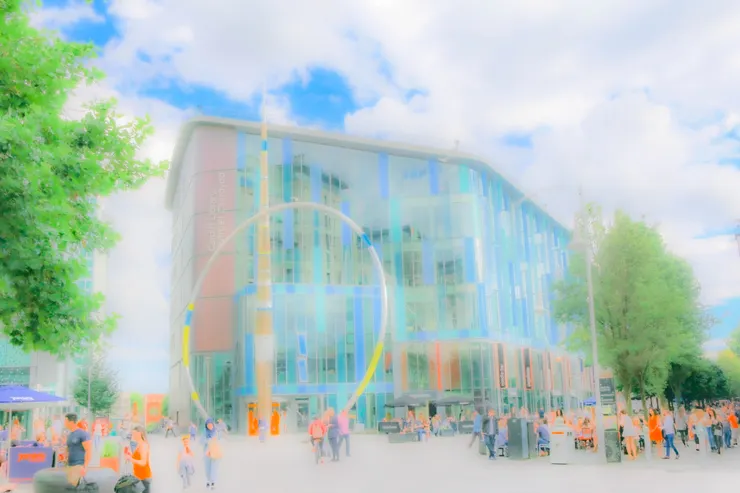 卡地夫市中心大街上的圖書館以及前方的裝置藝術一景