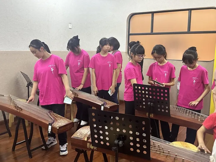 澳門青少年體驗古箏