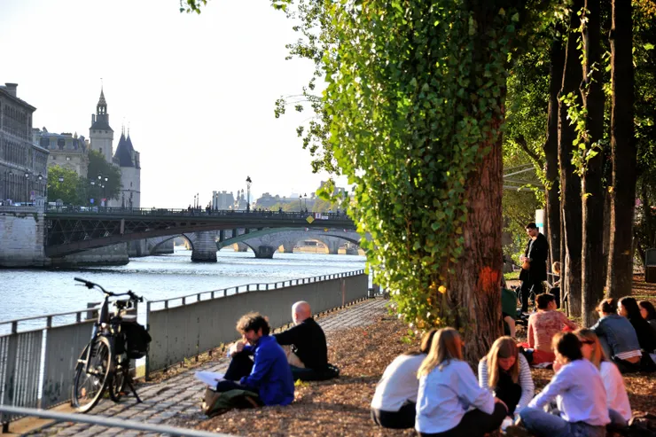 【塞納河觀光船往復岸邊遊人消閑】