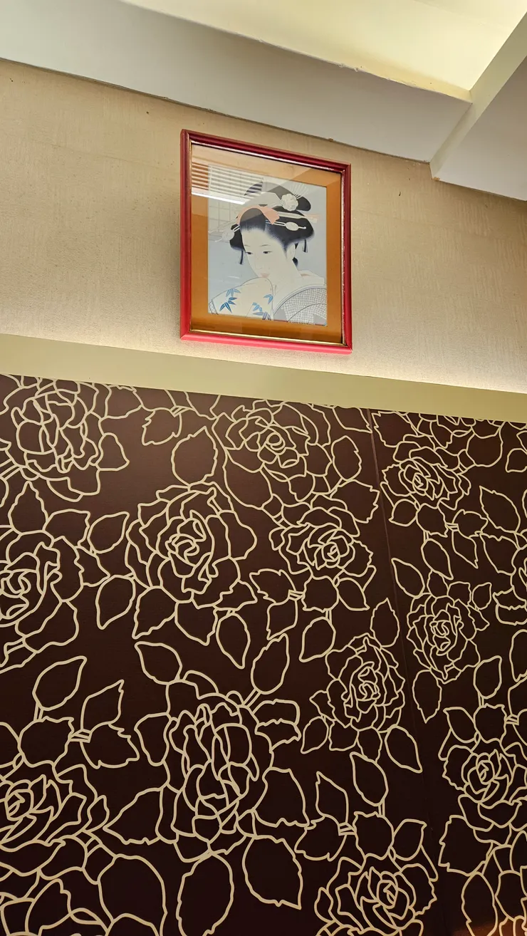 店內走的是一種素雅的懷舊日式風格,由於店內高朋滿座較難拍攝。筆者入座後,便隨手拍了座位旁的牆面。