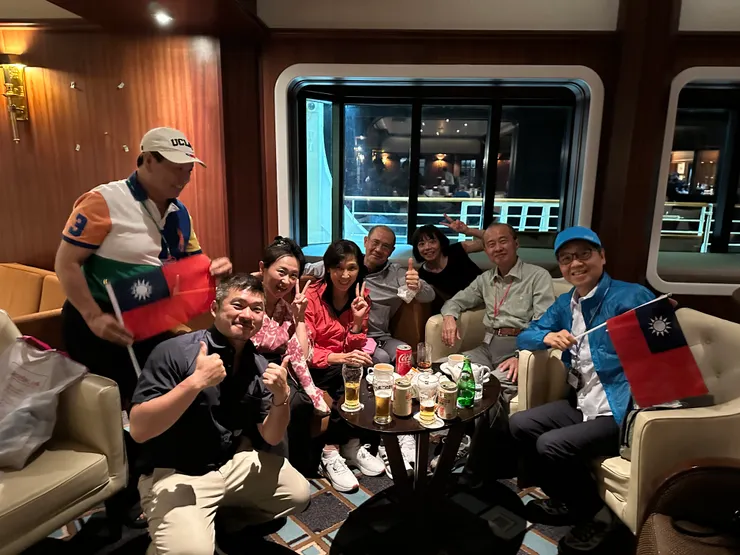 喝酒隨身攜帶國旗的真的是特色