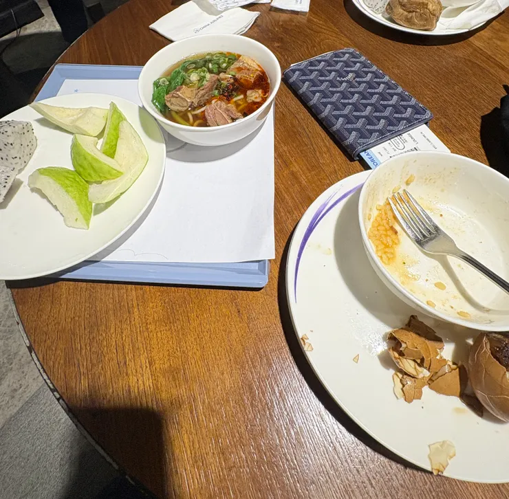 牛肉麵、茶葉蛋、筍絲控肉飯、水果