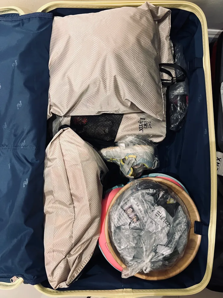 滿滿三袋衣服和戰利品