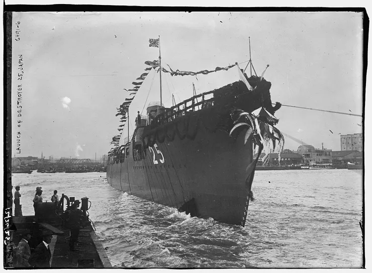 1925年10月15日，卯月號（當時稱為第25號驅逐艦）在日本東京石川島造船廠下水。