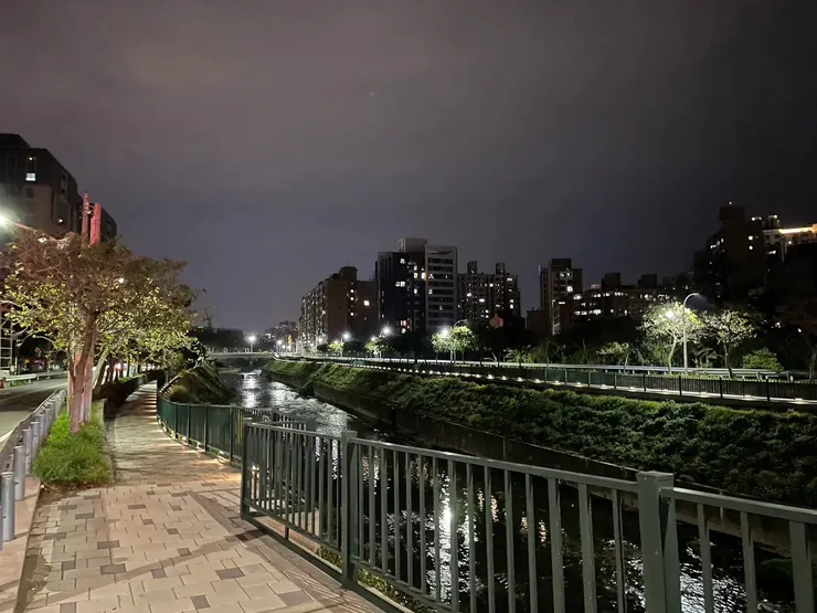 沿著客雅溪的竹香南路與竹香北路人行步道有滿滿的照明