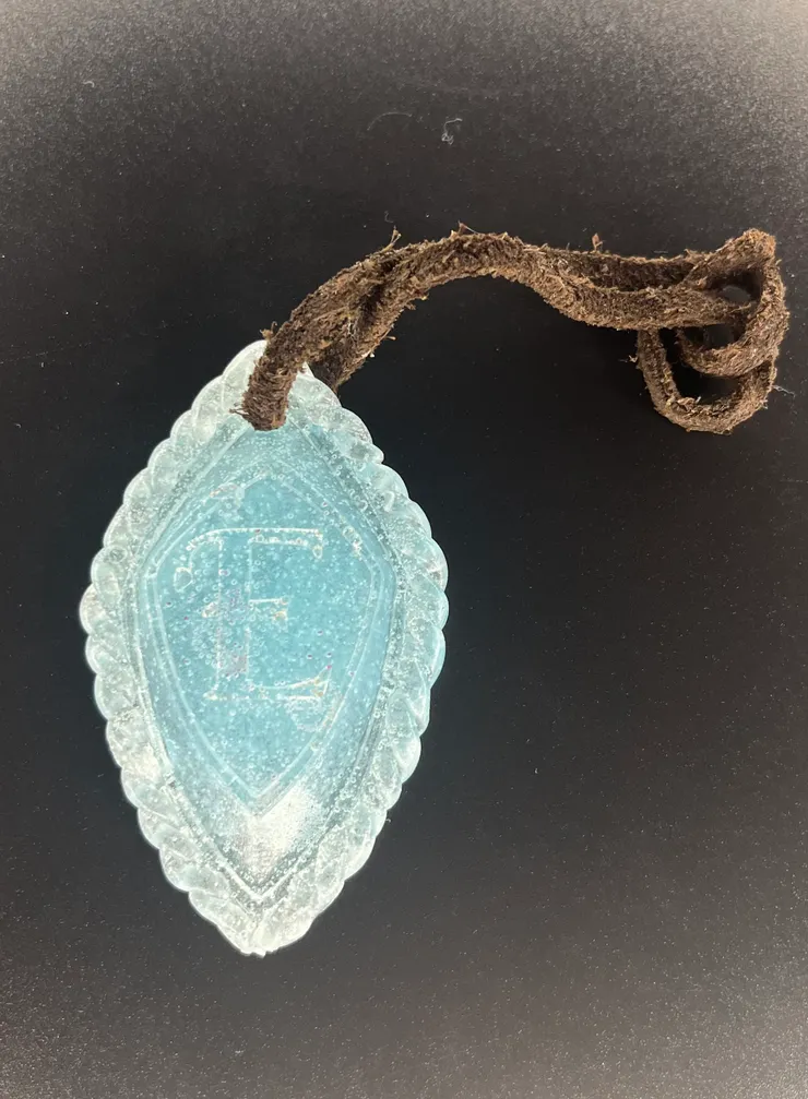 散發淡藍色光芒的項鍊。(圖片來源: 由Rhoswen提供)