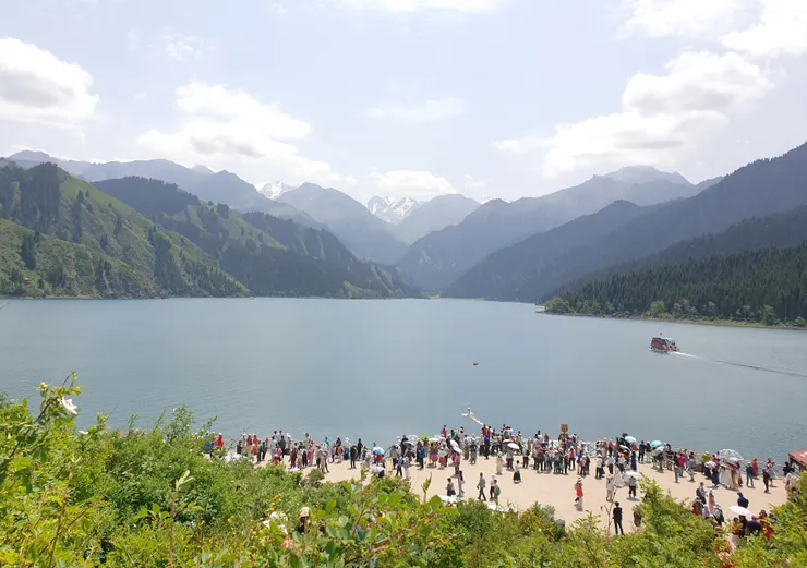 走進景區映入眼簾的是一望無際的湖泊及環繞的群山，十分震撼！正面的「博格達峰」（海拔5,445公尺）六月只存有少部分的殘雪，好可惜啊！若山頭再多一些雪，更具北方風情