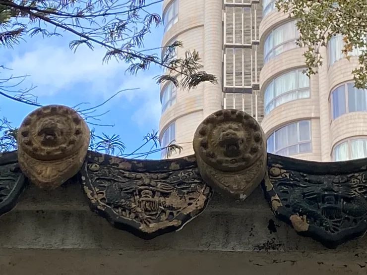 北投公園涼亭上的圖騰瓦片