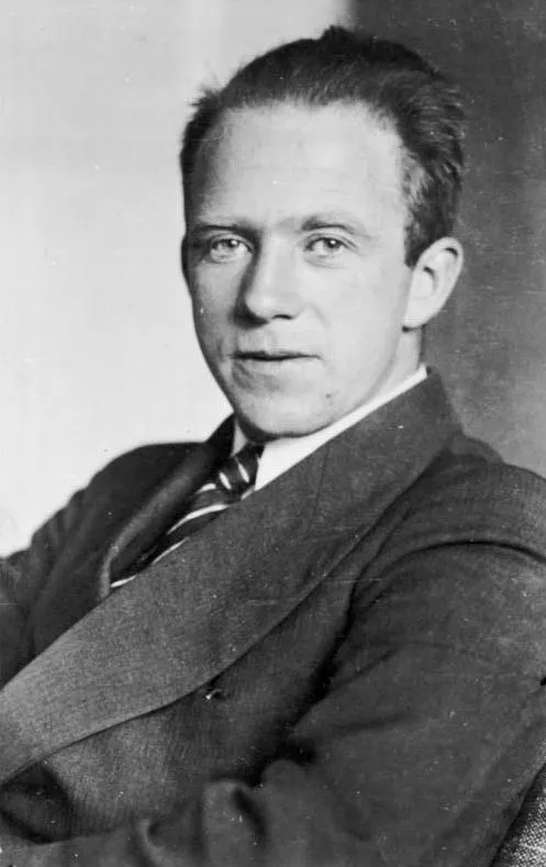 維爾納海森堡 Werner Heisenberg, 1901~1976；是量子力學的代表人物，曾參與德國核武器開發計畫，但他曾有表態不信任希特勒而努力拖延納粹德國開發核武器。然而有不少歷史學家和同行科學家對這種說法表示不以為然，因此是歷史上著名的「海森堡之謎」