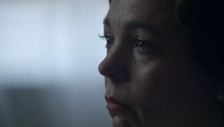 一滴淚，讓情感在王冠下首次浮現。