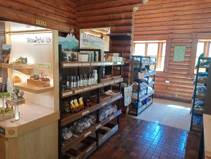 可利用時間上廁所；中間服務站內，亦有紀念品可購買