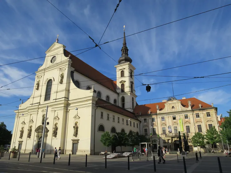 左手邊的是Tomas教堂(Kostel sv. Tomáše)，中間那棟是Brno藝廊