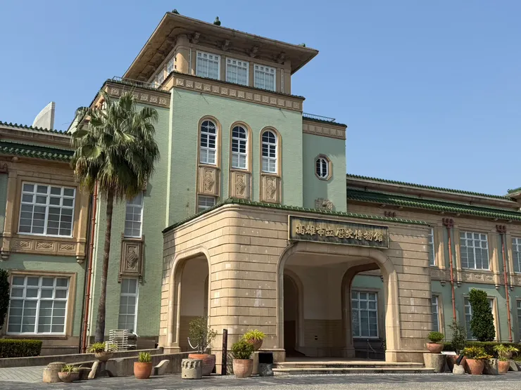 高雄市役所為日治時期盛行的帝冠式樣建築,以現代化鋼筋混凝土建造,又保留傳統東方木造結構的特色。