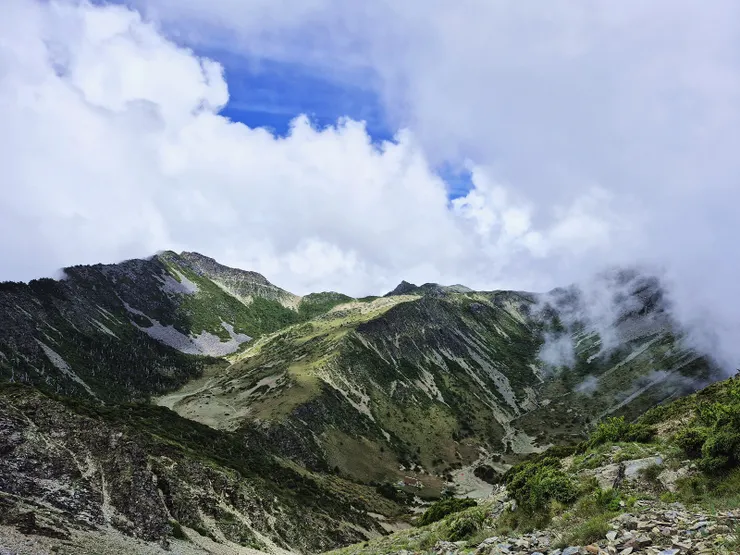 ▲南湖大山北峰眺望南湖上下圈谷。