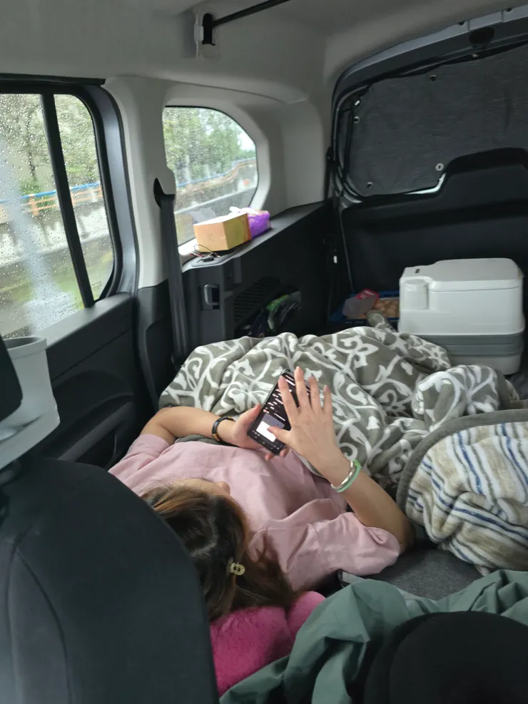 開車累了，倒頭就睡