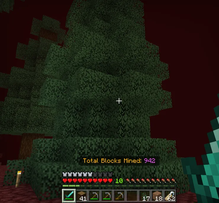 葉子延伸到地上的葉子樹