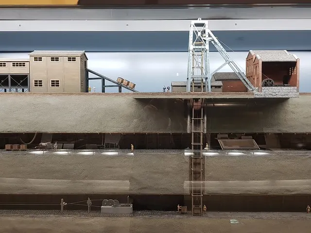 豎坑坑道剖面模型：主坑口的豎坑櫓與捲揚機房