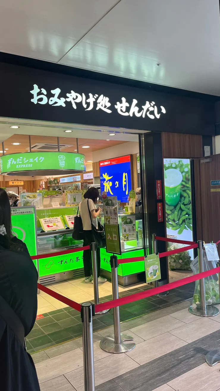 店面藏在伴手禮店裡。