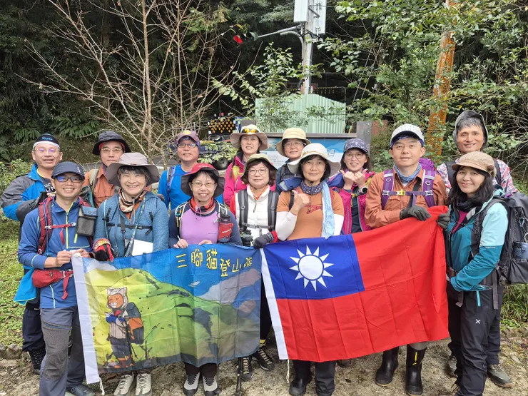 早上5:30由台北出發，8:30來到大雪山林道26.5K橫嶺山隧道口前的橫嶺山登山口，由此起登。