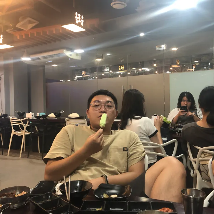 記得那天他看起來特別大隻，我覺得很像千尋裡面去泡湯的有錢人