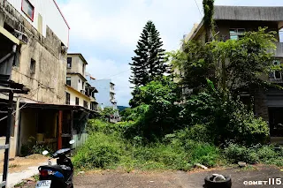 看起來像是草叢，但從左邊可以鑽入菜園(中山路往竹東方向拍)